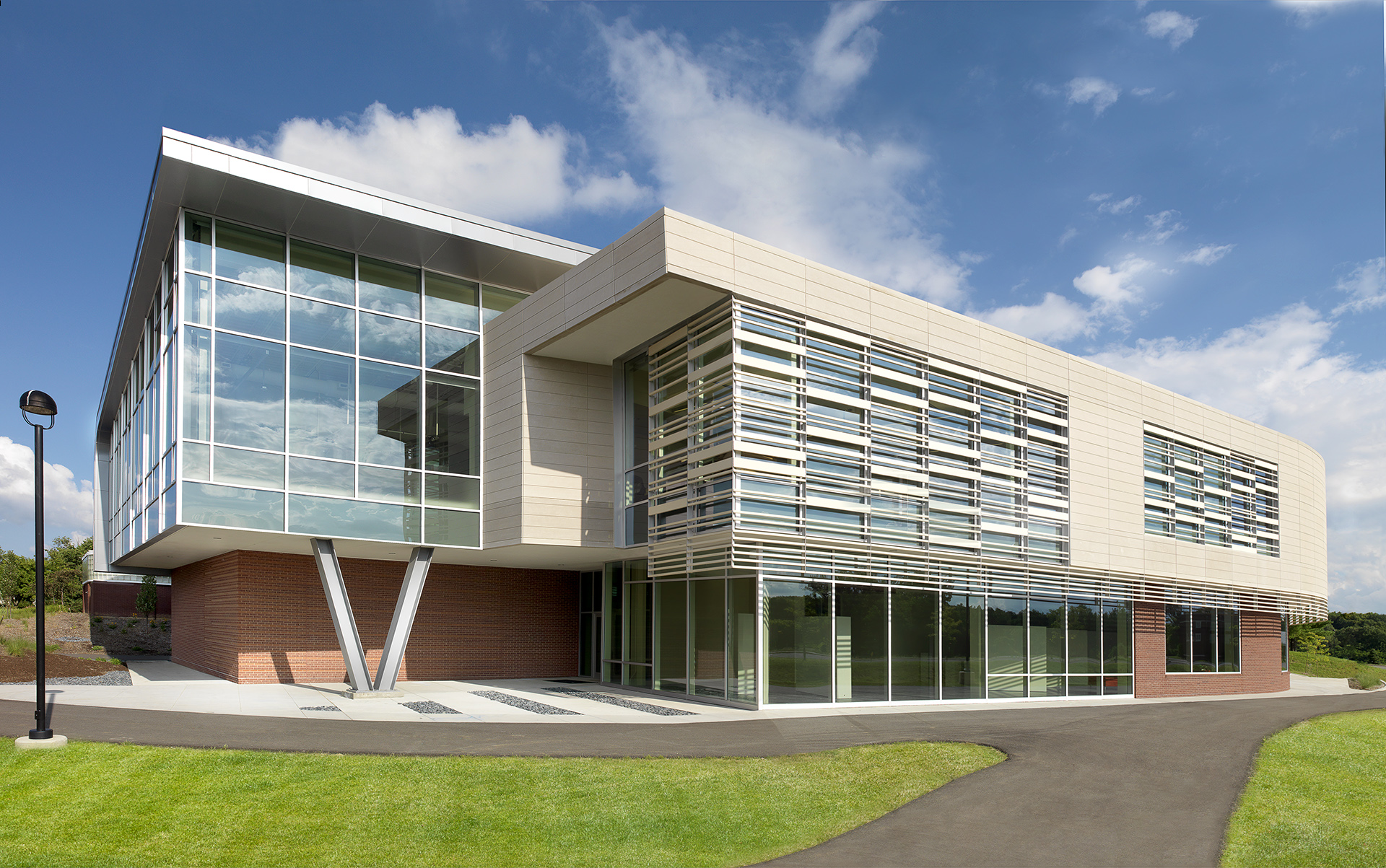 exterior of southern illinois university art and design building designed by trivers firm